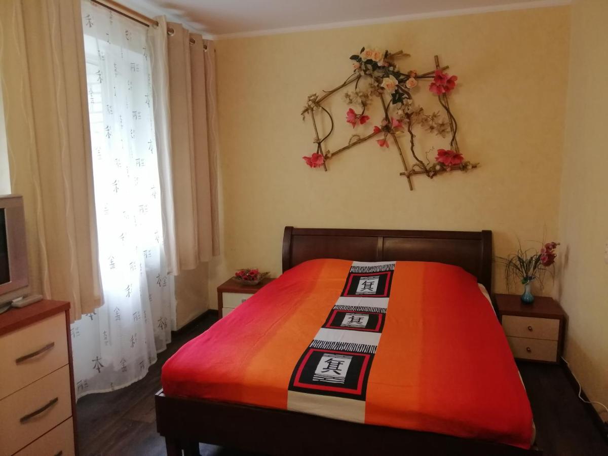Isida Hotel: Near Zhuliany Airport And Beresteiska Metro *