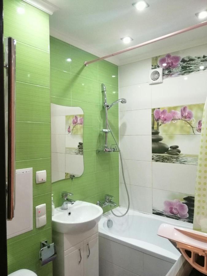 Isida Hotel: Near Zhuliany Airport And Beresteiska Metro Apartment